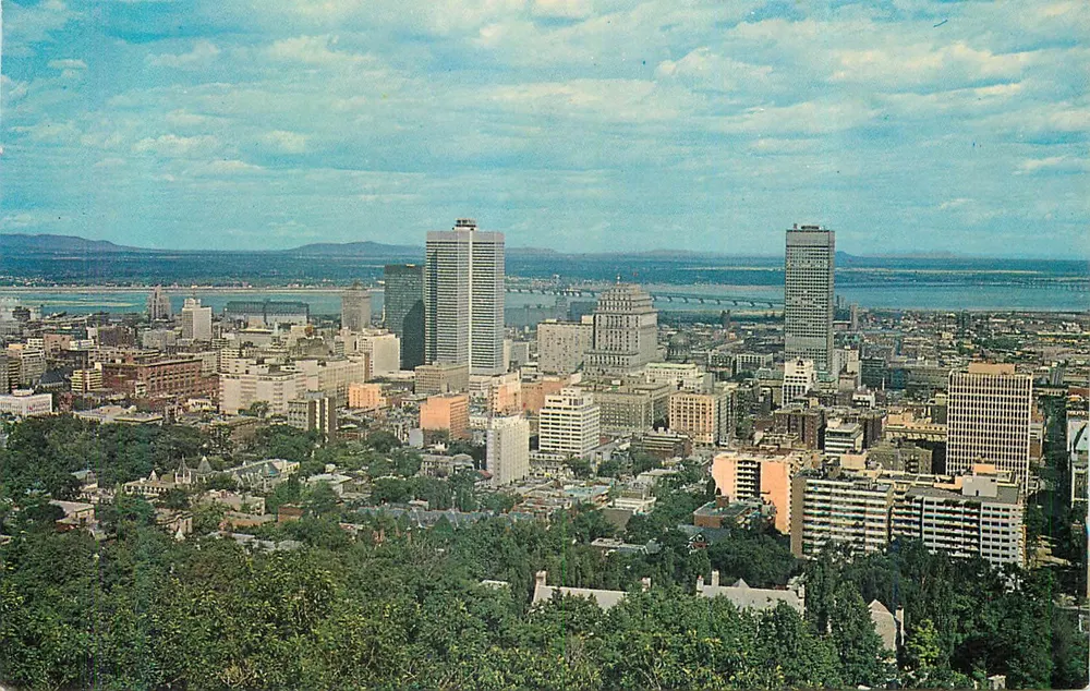 Montreal, P.Q., Canadá — vista da área comercial e skyline visto do ponto de vista do Mont-Royal — editor: Colourpicture Publishers, Inc. - Frente