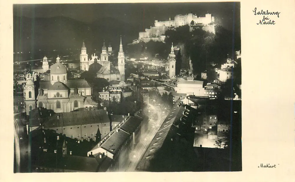Salzburgo à noite — vista noturna da cidade e do castelo — editor Makart - Frente