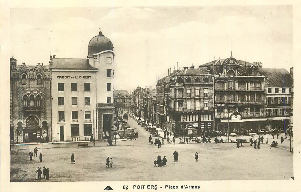 Poitiers - Place d'Armes — vista com o prédio do Crédit de l'Ouest — editor C. Des Arts Photomécaniques, n° 82 - Frente