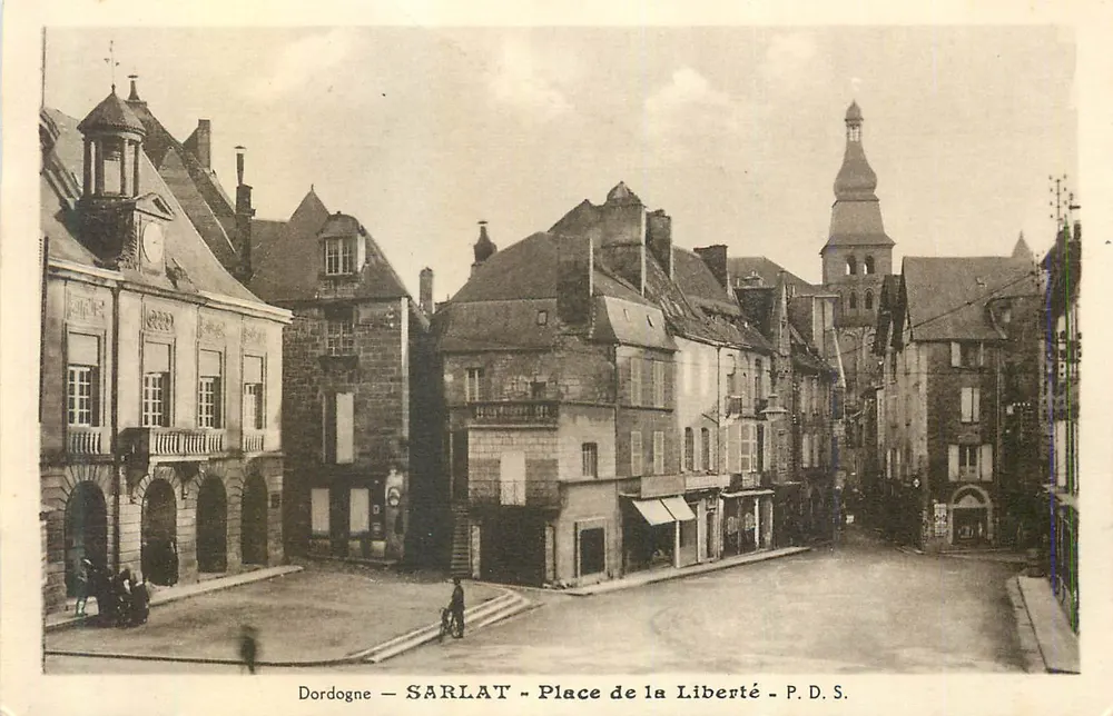 Sarlat-la-Canéda - Place de la Liberté — vue de la place avec édifice à balcon et église — P.D.S. - Recto