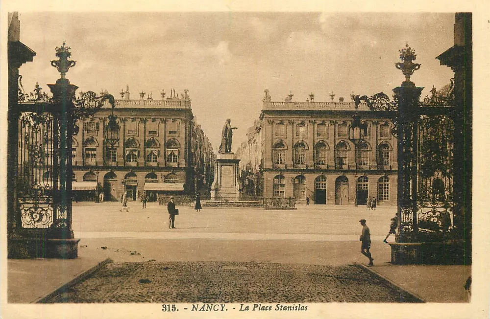 Nancy - A Praça Stanislas — vista enquadrada por grades decorativas — edição V. Reeder, n° 315 - Frente