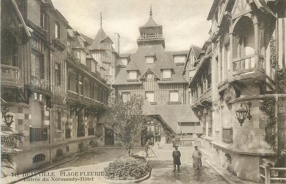 Deauville Plage-Fleurie — Entrée du Normandy-Hôtel — série 141 - Recto