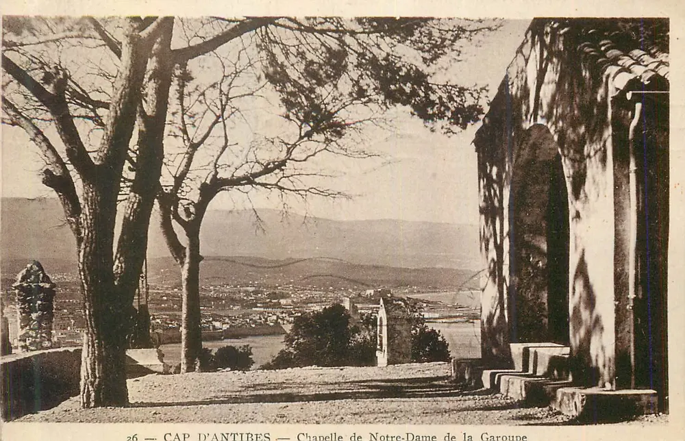 Cap d'Antibes — Chapelle de Notre-Dame de la Garoupe — vue panoramique - Recto