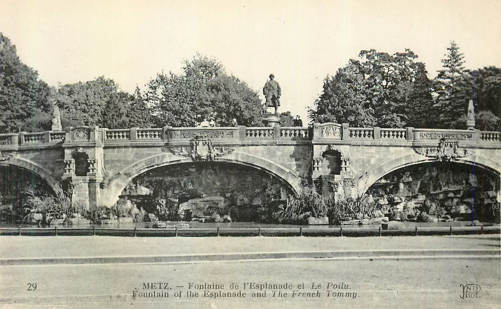 Metz — Fontaine de l'Esplanade et Le Poilu — JND Hot. - Recto
