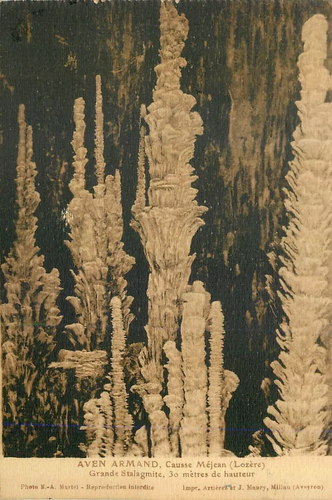 Aven Armand — Grande Stalagmite, 30 mètres de hauteur — Photo K.-A. Martel, Impr. Arzières et J. Maury, Millau (Aveyron) - Recto