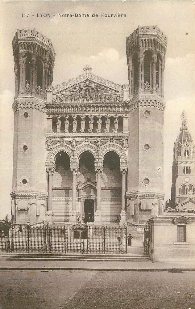 LYON - Nossa Senhora de Fourvière — vista da fachada com suas duas torres e seu portal esculpido — editor desconhecido, n° 117 - Frente