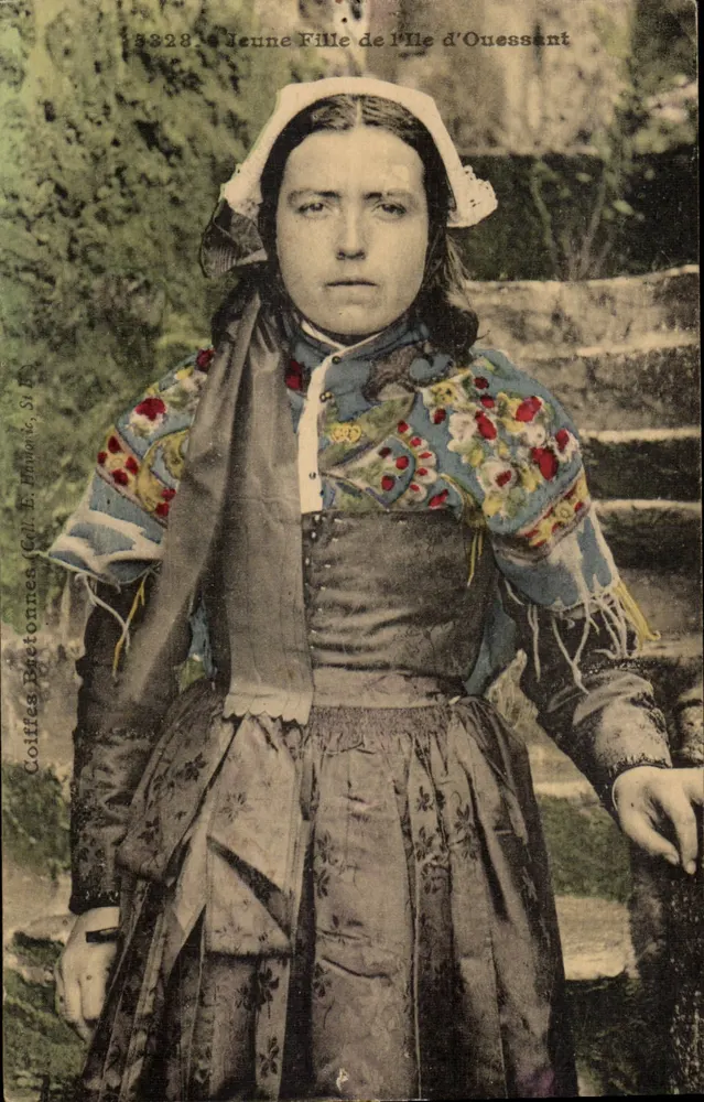 Joven muchacha de la isla de Ouessant — Coiffes Bretonnes (Coll. E. Immonot, St. B.) — n° 3328 - Anverso