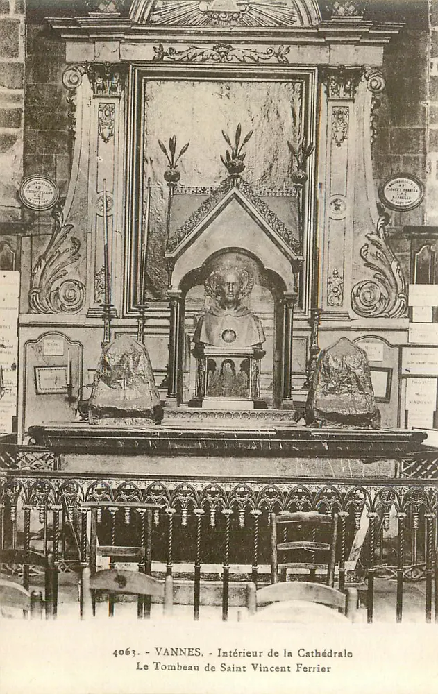 VANNES - Innenansicht der Kathedrale - Das Grab des Heiligen Vincent Ferrier - Vorderseite
