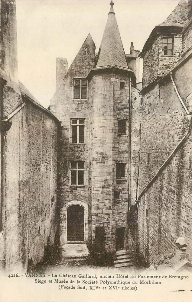 VANNES - Das Schloss Gaillard, ehemaliges Hotel des Parlaments der Bretagne — Südseite, 14. und 16. Jahrhundert — Laurent-Nel, Rennes, n°4226 - Vorderseite