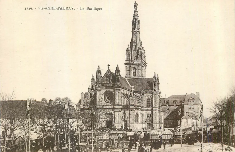 Ste-ANNE-d'AURAY - A Basílica - Frente