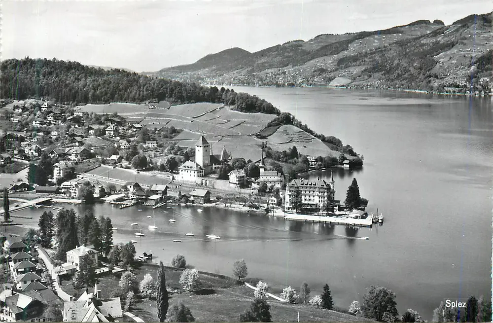 Widok z lotu nad Spiezą — jezioro Thoune — wydawca Photoglob-Wehrli A.G. Zürich, nr 878 - Awers