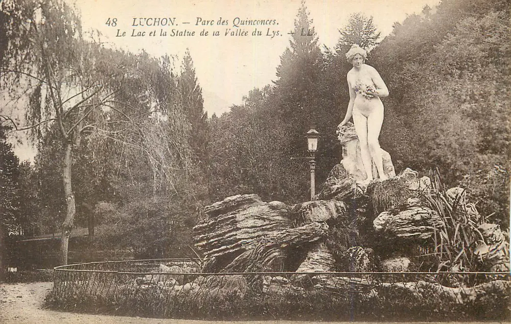 Luchon — Parc des Quinconces — Der See und die Statue der Vallée du Lys - Vorderseite