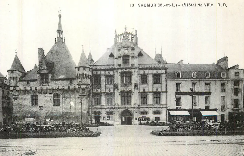 Saumur (M.-et-L.) — L'Hôtel de Ville — R.D. — n°13 - Recto