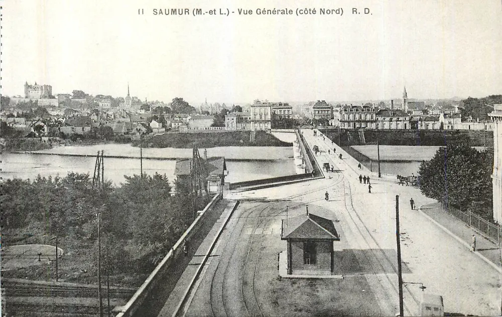 Saumur (M.-et L.) - Vue Générale (côté Nord) - R. D. - Recto