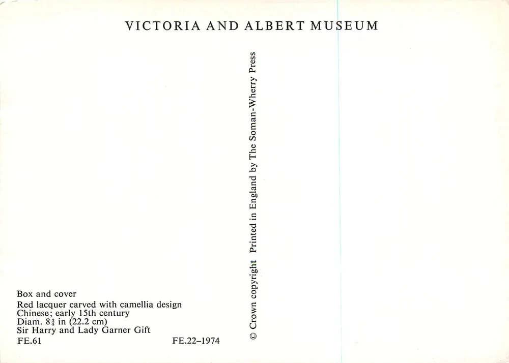 Caixa em laca vermelha — decoração de camélia — Victoria and Albert Museum Press - Verso