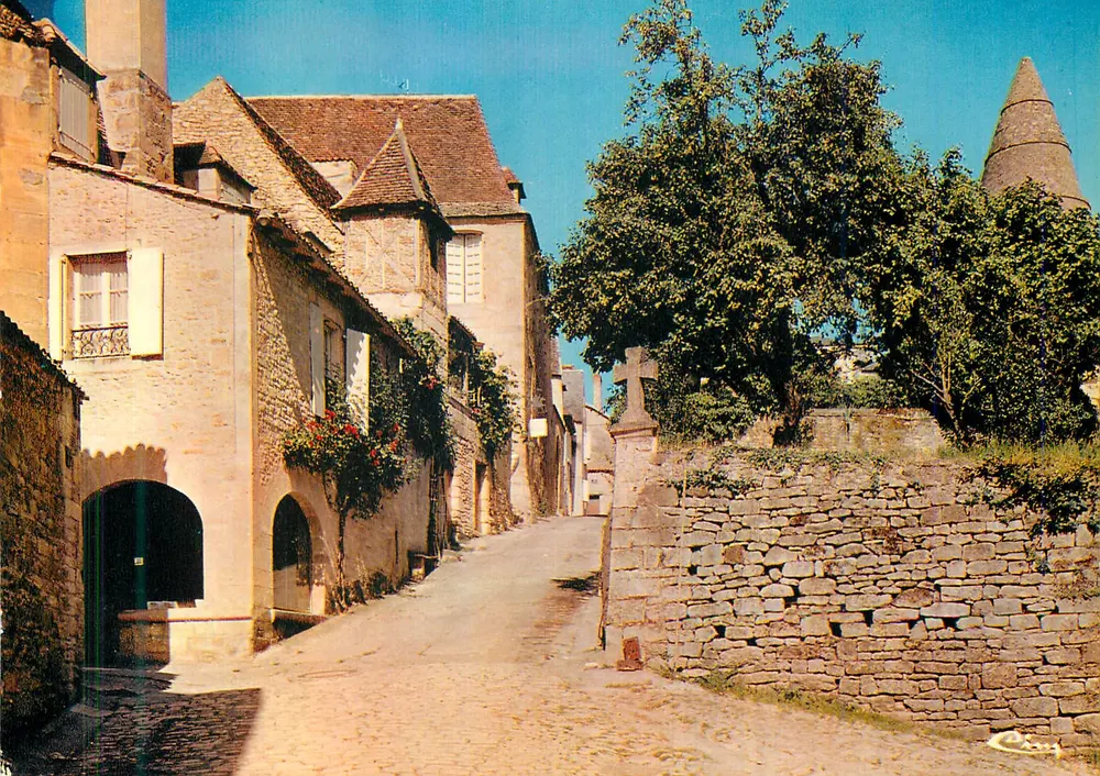 Sarlat (Dordogne) — 'Capital del Périgord Negro' — Vieja calle con sus típicas casas sarladesas — Editor Combier, Mâcon - Anverso