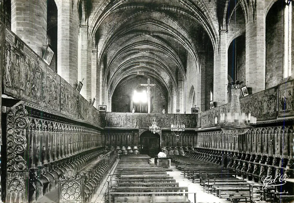 Innenansicht der Abtei Saint-Robert de La Chaise-Dieu — Bänke und Wandteppiche — Edition G. d'O., Paris - Vorderseite