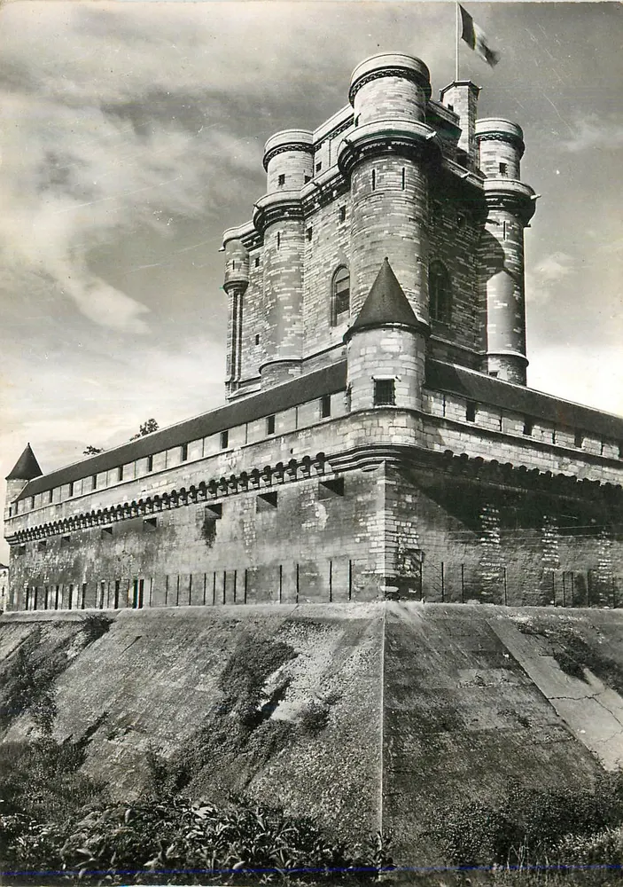 O Castelo do Donjon em Vincennes — Ângulo Sudoeste — Serviço Comercial Histórico de Paris - Frente
