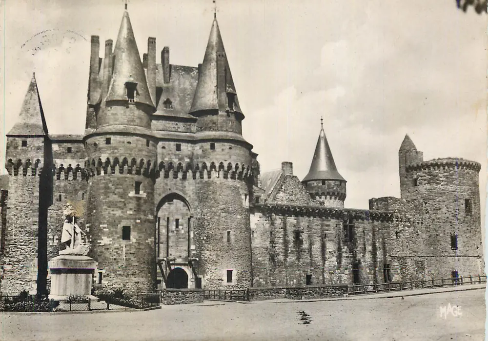Vitré (Ille-et-Vilaine) — O Castelo — Editor Jean Galzy, n°15 - Frente