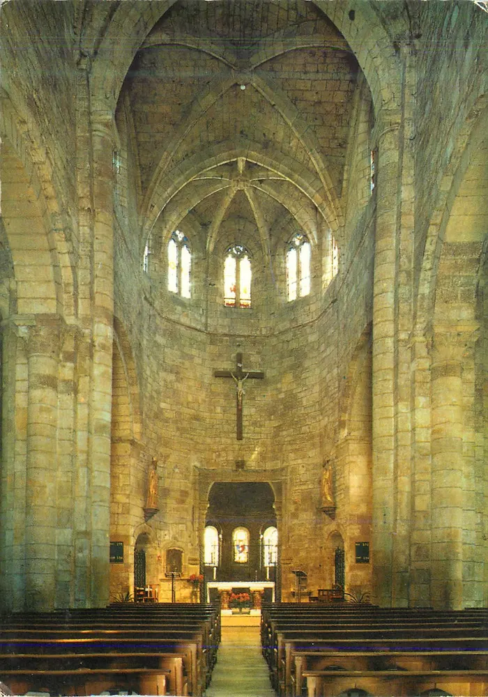 Innenansicht der Kirche — Blick auf die Kirche und den Chor — Gesellschaft für Ansichtskarten APA-POUX - Vorderseite