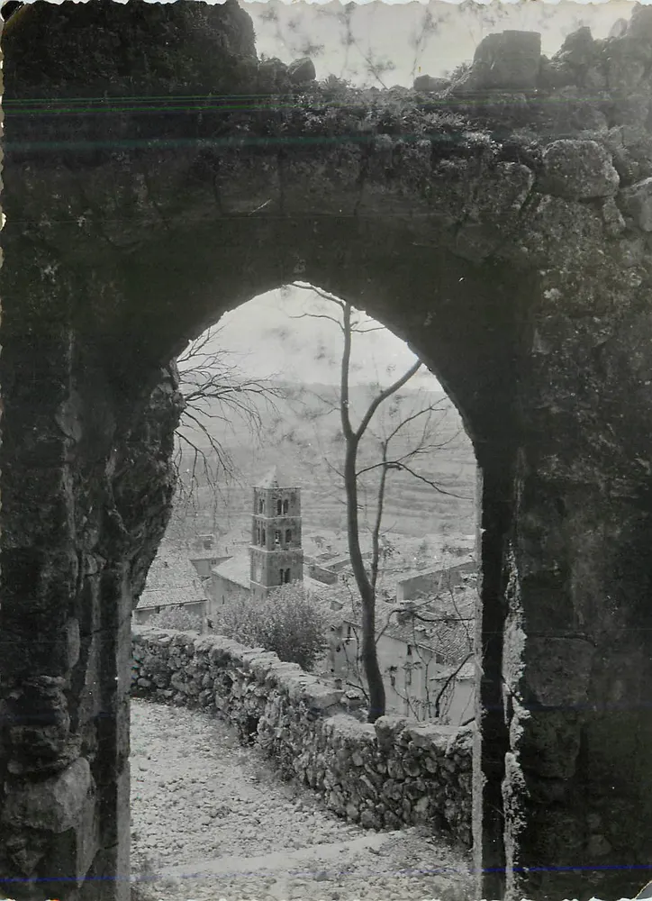 Moustiers-Sainte-Marie — Blick durch einen Bogen aus Ruinen — Verlag A. Mollaret, Grenoble - Vorderseite