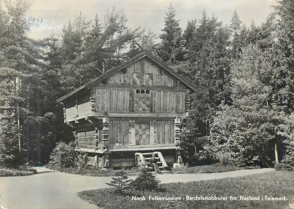 Berdalsstabburet — traditionelles Holzhaus des Norsk Folkemuseum — Nesland, Telemark - Vorderseite