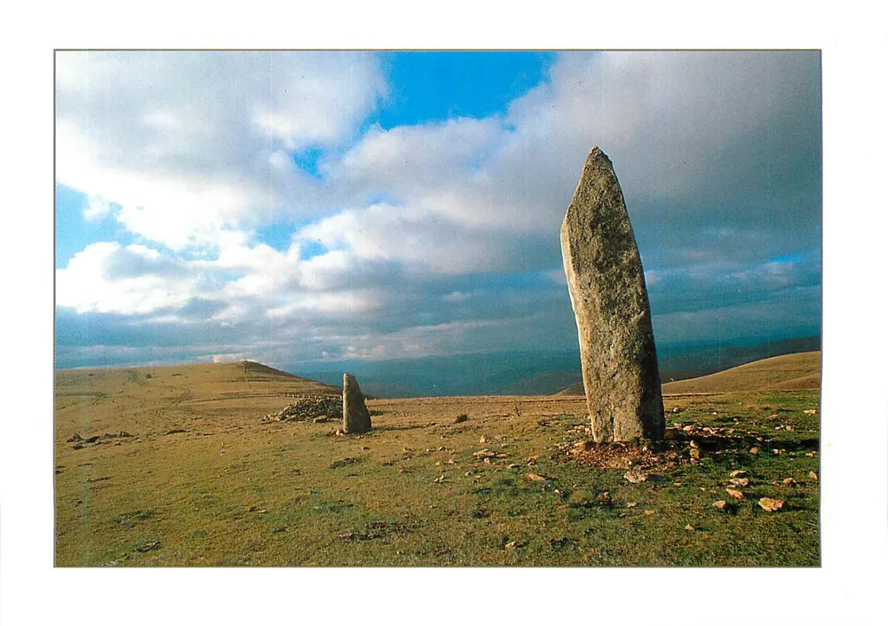 Lozère - Menhirs dos Bondons — 2ª concentração de megalitos da Europa — Foto A. Gas - Frente