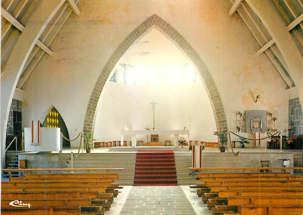 Interior da Igreja — Bruz (Ille-et-Vilaine) — Impressor Combier - Frente