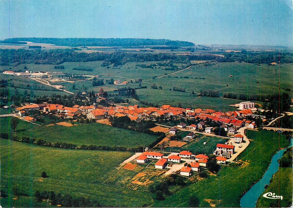 Saint-Thiébault (Hte-Marne) — A vallée da Meuse, no fundo, a laticínio 'Caprice dos Deuses' — Impressor Combier - Frente