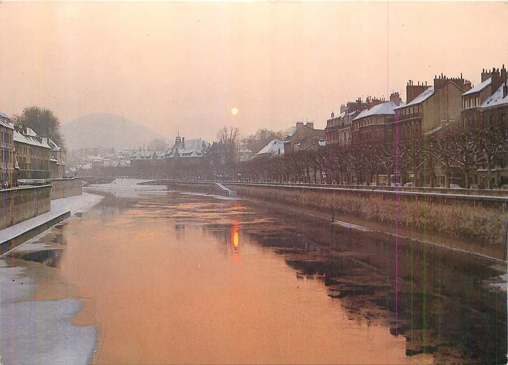 Los muelles de Besançon bajo la nieve — Atardecer sobre el Doubs — Imágenes de Franche-Comté - Anverso