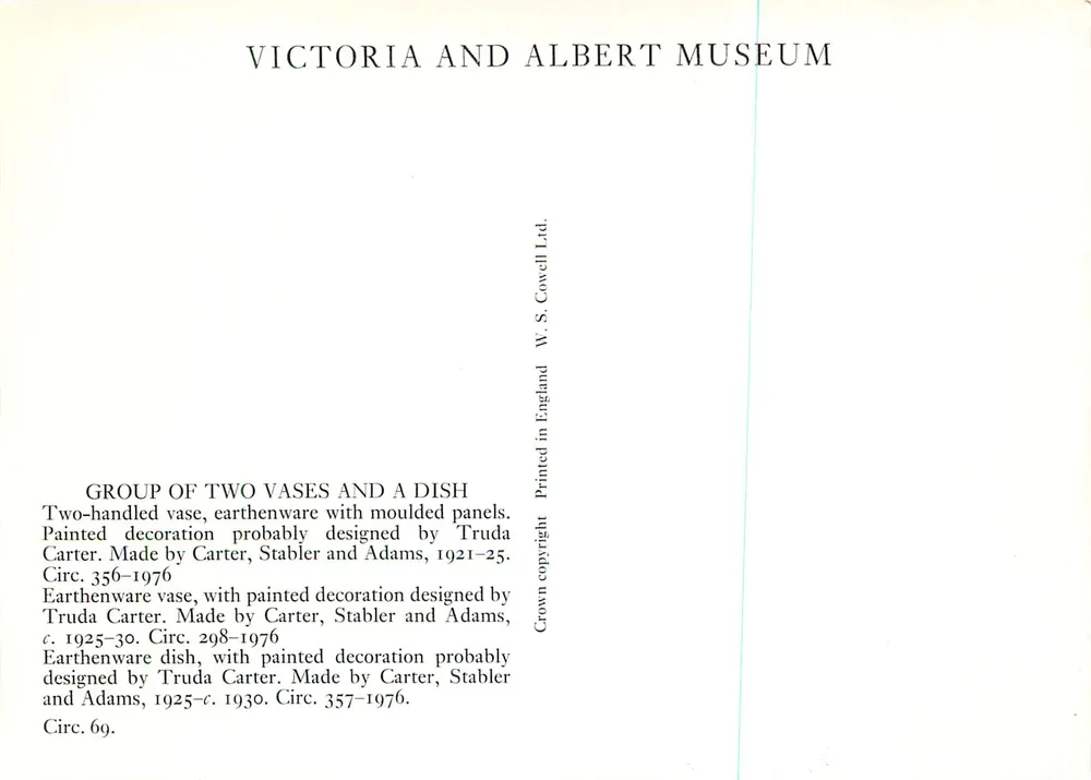 Gruppe aus zwei Vasen und einem Teller — Victoria and Albert Museum — gedruckt von W. S. Cowell Ltd. - Rückseite