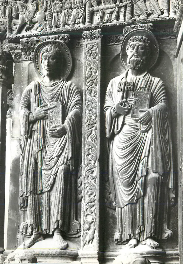 Arles - Primatiale Saint-Trophime - détail du portail - XIIe siècle - Recto