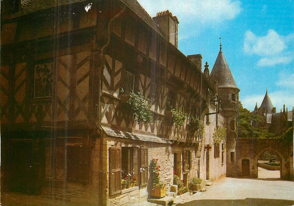Josselin (Morbihan) — Une vieille maison du XVIe siècle à l'angle des rues des Trente et du Château — Éditions du GABTER - Recto