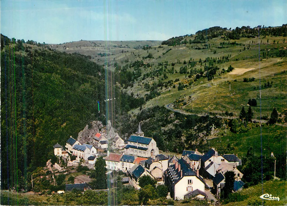 Peyrusse (Cantal) — Vista geral aérea — Laurier Doré Imprimeur Macon - Frente