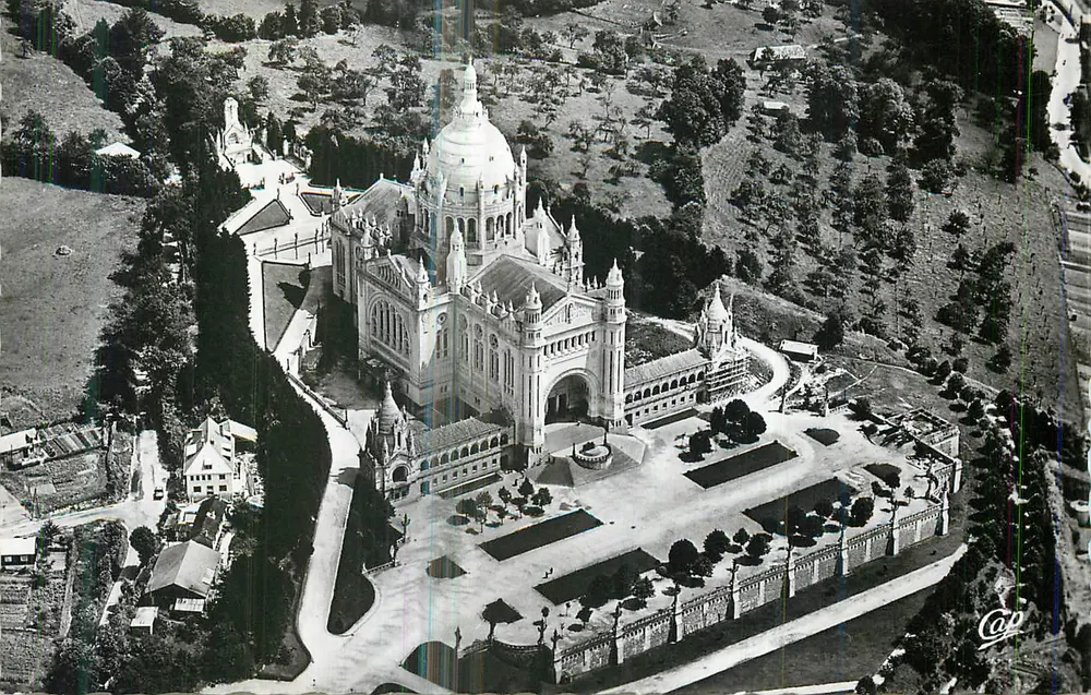 Lisieux — Vue aérienne vers la Basilique du Sacré-Cœur — Cliché Robert Durandaud - Recto