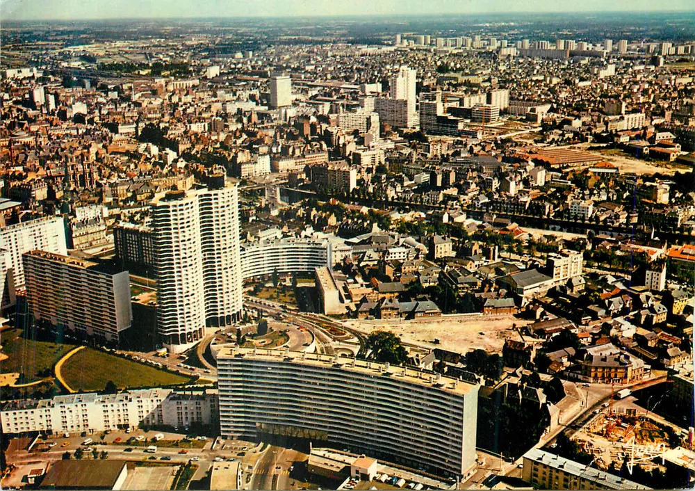 Vista aérea de Rennes — Torres dos Horizontes, Bairro de Bourg-l'Évesque — Éditions Les Audierne - Frente