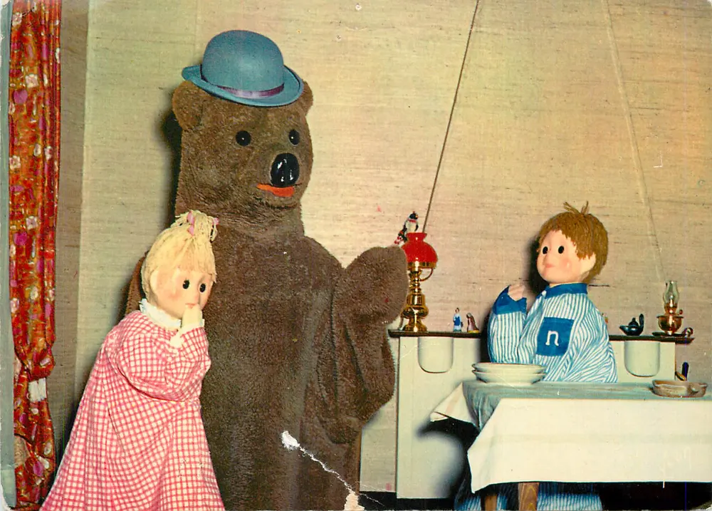 Nounours, Nicolas et Pimprenelle — scène de nuit avec ours en costume — Éditions RTP - Frente