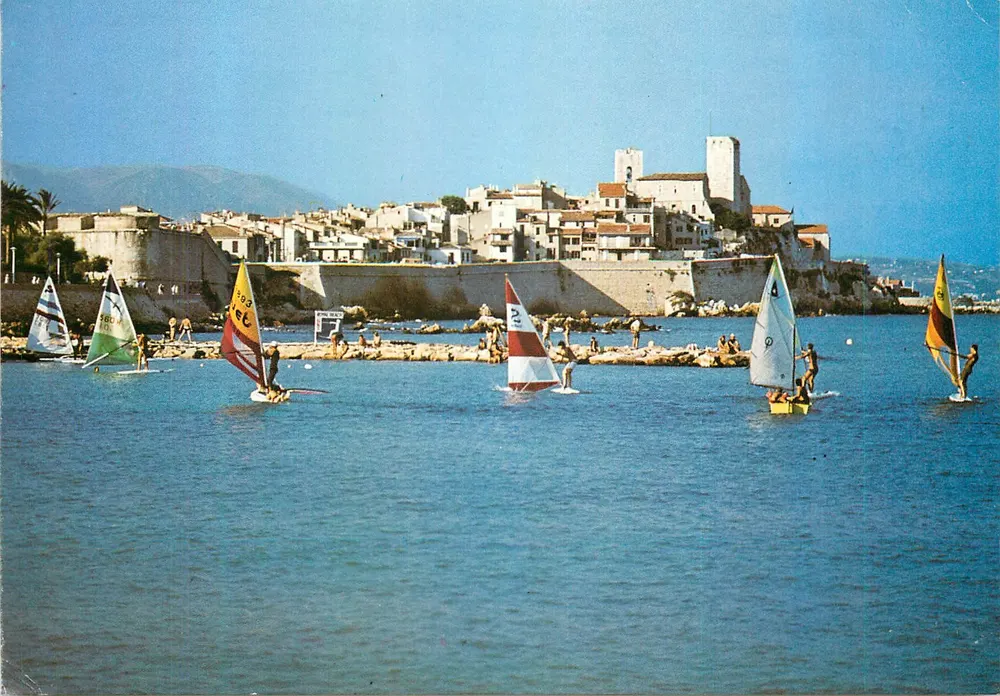 Antibes — Segelboote vor den Mauern und der Altstadt — Éditions ELBE - Vorderseite