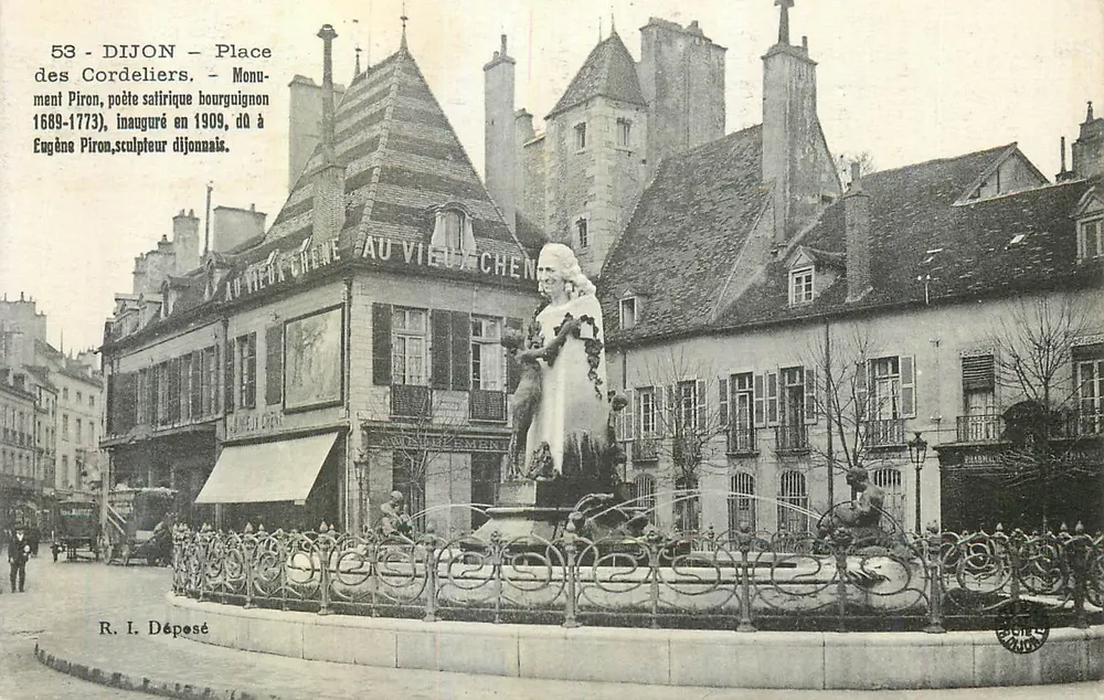 Dijon - Place des Cordeliers - Denkmal Piron, burgundischer satirischer Dichter 1689-1773, eingeweiht 1909, von Eugène Piron, Dijon-Steinmetz - Vorderseite