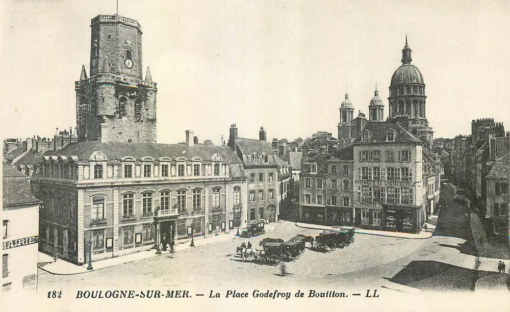 Boulogne-sur-Mer — La Place Godefroy de Bouillon — LL - Recto