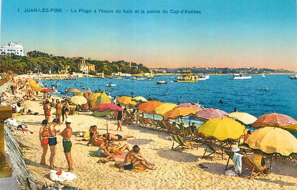 Juan-les-Pins — La Plage à l'heure du bain et la pointe du Cap-d'Antibes — Photochromie A.D.I.A. (St-Roch) Nice - Recto