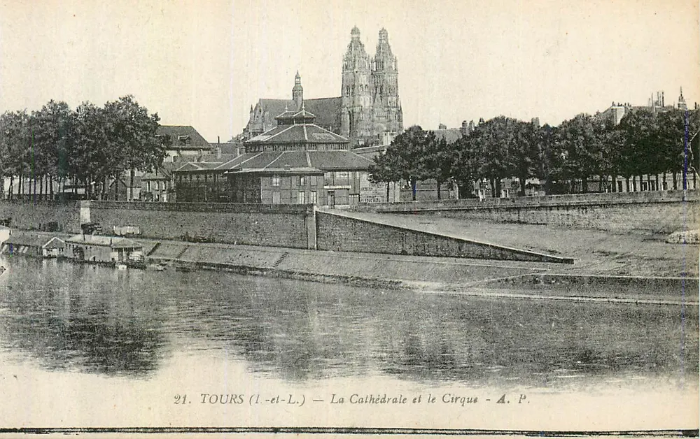 Tours (Loire-et-Loire) — A Catedral e o Circo — A. P. - Frente