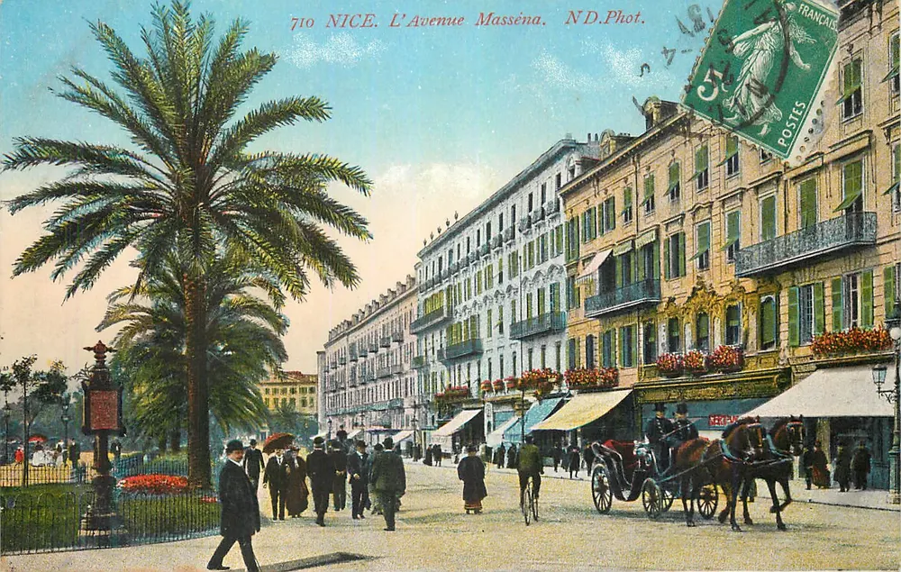 Nice. A Avenida Masséna — vista animada com palmeira e carruagem — ND.Photos, n°710 - Frente