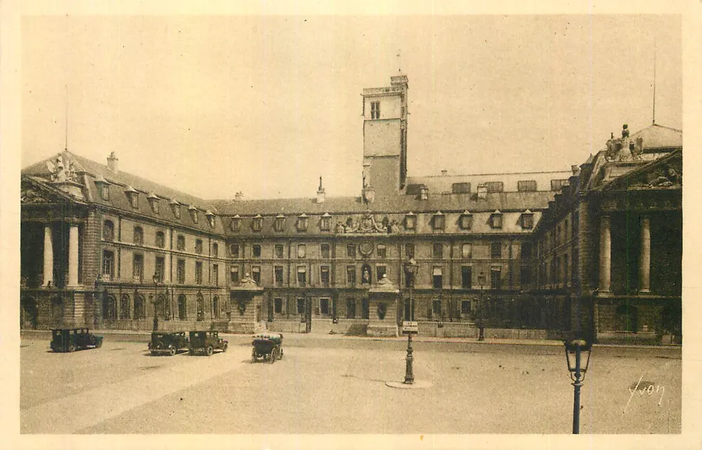 Dijon (Côte-d'Or) — Ancien Palais des Ducs de Bourgogne, Place d'Armes — Éditions d'Art YVON - Recto