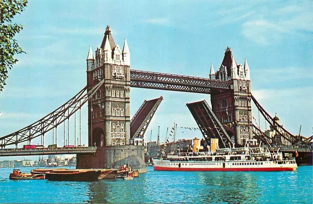 Ponte Tower, Londres — vista com barco — série Natural Colour, editor The Photographic Greeting Card Co. Ltd., Londres, n° 157 - Frente