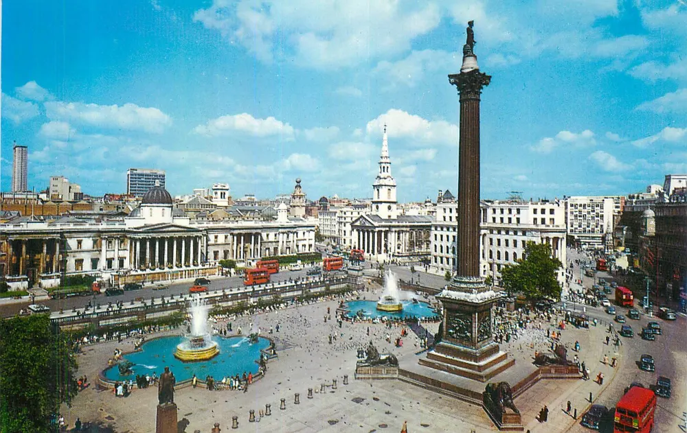 Trafalgar Square & Coluna de Nelson, Londres — Série Natural Colour — The Photographic Greeting Card Co. Ltd., Londres, n° 1310 - Frente