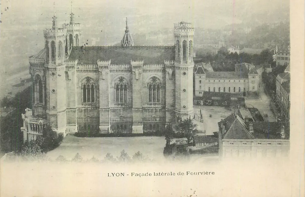 LYON - Fachada lateral de Fourvière - Frente