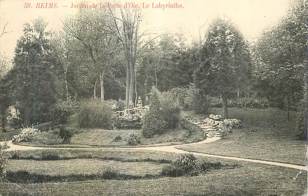 Reims — Jardim da Patte d'Oie. O Labirinto. - Frente