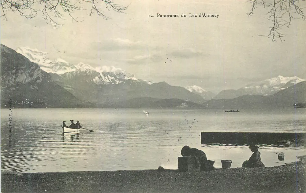 Panorama do Lago de Annecy — vista com montanhas nevadas, barco e mulheres na margem — edit. PETERMAN & CIE, Annecy - Frente