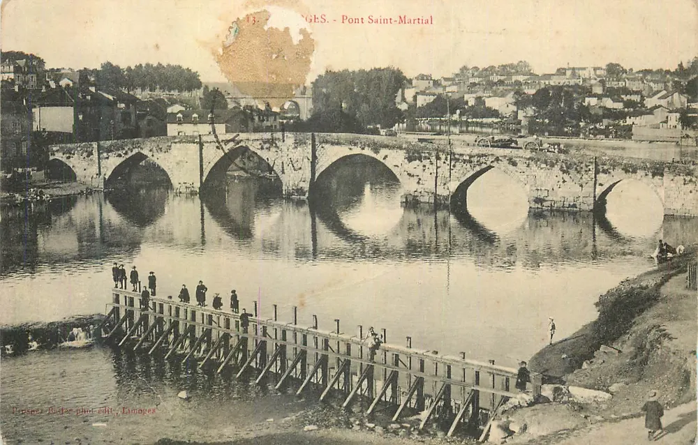 Most Saint-Martial — widok mostu z kamieniem i nabrzeża — wydawca: P. J. de la phot. Limages - Awers